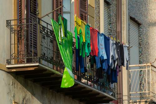 Stendere i panni sul balcone: regole, limiti e soluzioni