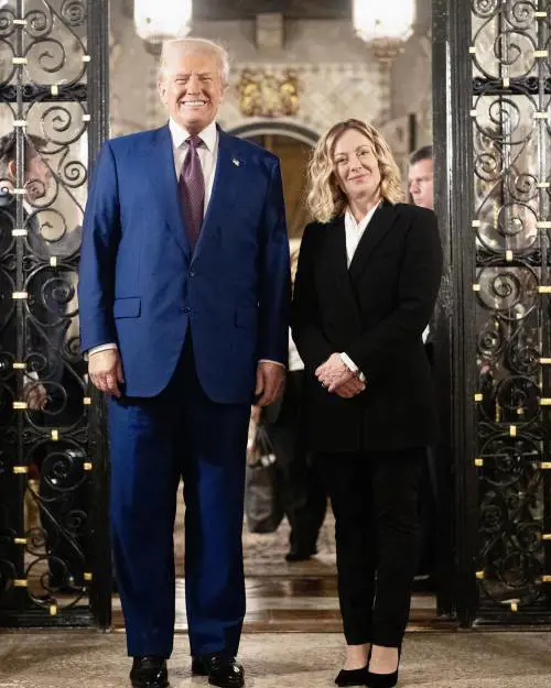 Meloni a Mar-a-Lago: "Pronti a lavorare insieme". Trump: "Ha preso d'assalto l'Europa"