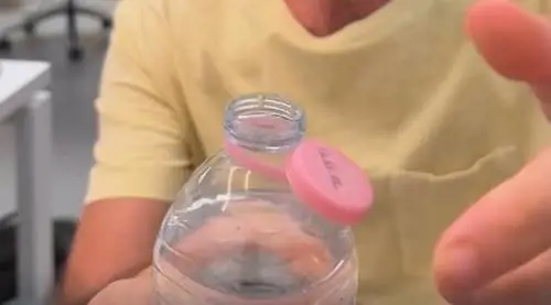 Le bottiglie di plastica cambiano ancora una volta: dopo il tappo che non si stacca ecco la novità in vigore dal 1° gennaio 2025