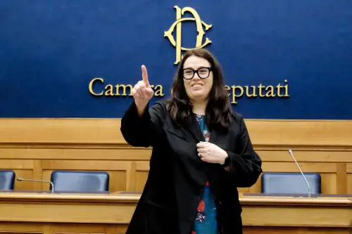 Scoppia il caso Ascari. "La sua difesa toppa peggiore del buco"