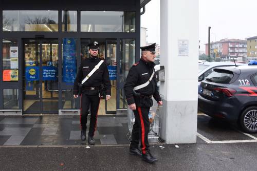 Agguato nel parcheggio: accoltellata dal marito