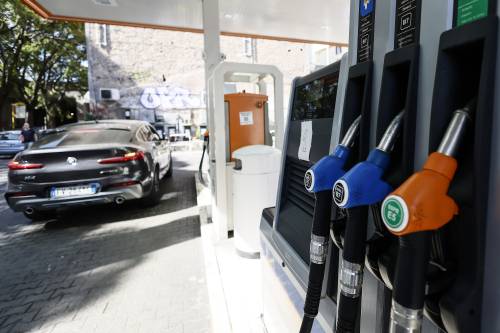 Carburanti, prezzi in forte calo: benzina sotto 1,8 euro/litro per la prima volta dal 10 gennaio