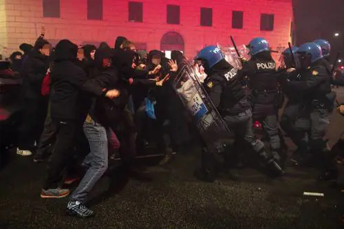 "Solo facinorosi con spirito vendicativo". La rabbia di Meloni dopo gli scontri di Roma