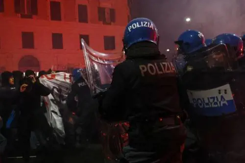 Scontro tra antagonisti e polizia a Roma 