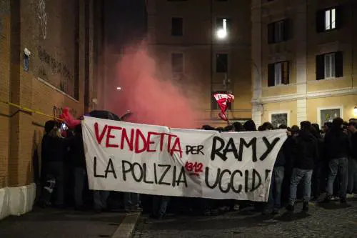 Fratture, botte e sassate. L'anno nero degli agenti