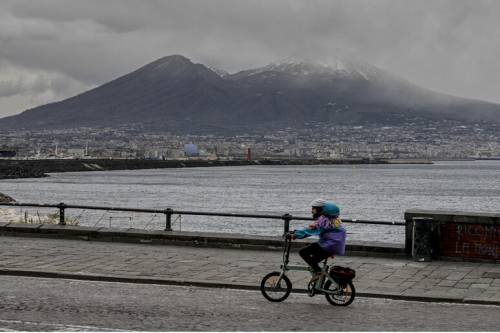 Fiumi straripati, scuole chiuse e auto ferme. La neve e il gelo mandano in tilt il Sud Italia