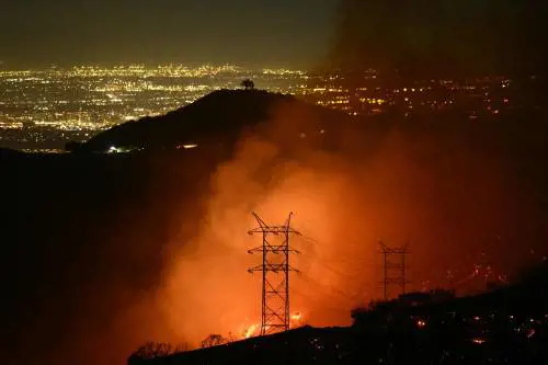 Piromani, guasti elettrici e fiamme riattivate dal vento: così è cominciato l'inferno a Los Angeles