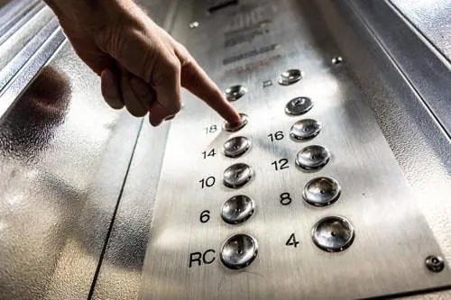 Ascensore condominiale: quando diventa proprietà comune e chi paga le spese