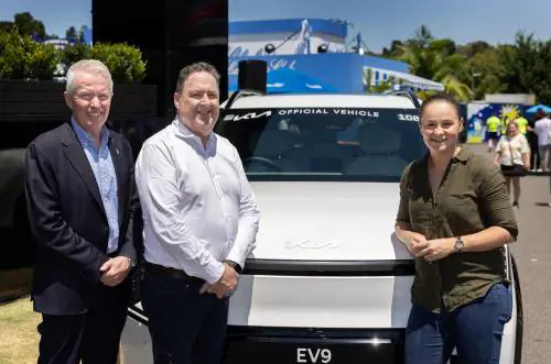 Damien Meredith (CEO di Kia Australia), Craig Tiley (direttore del torneo) e Ash Barty (Tennista australiana) 