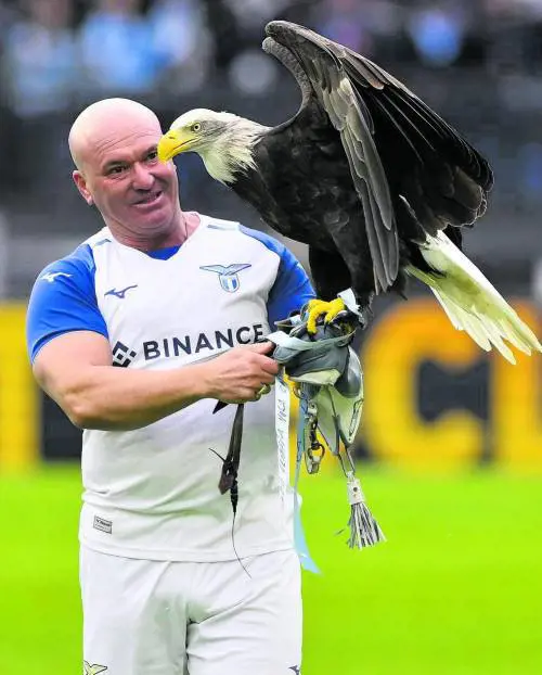 "Sono pentito e addolorato, provo vergogna": il falconiere della Lazio chiede scusa
