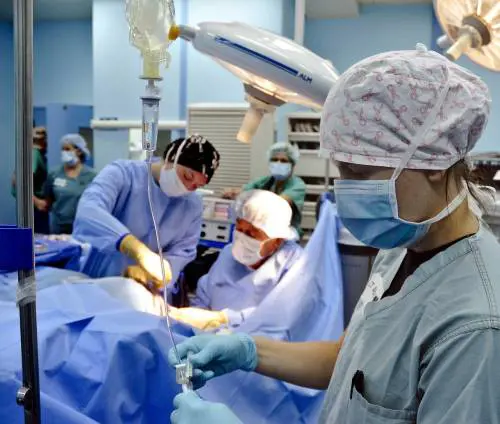 A 8 anni le rimuovono un tumore al rene di 1,5 kg. Eccezionale intervento che salva la vita ad una bambina