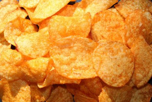 Occhio ai residui di patatine e snack fritti, l'acrilammide può provocare il cancro: cosa rivela il test