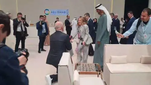 I 48 anni di Giorgia ad Abu Dhabi. Rama in ginocchio tra canti e doni