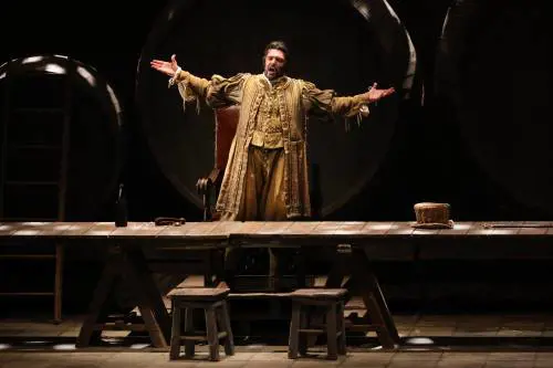 "Un Falstaff smaliziato. Si ride anche di se stessi"