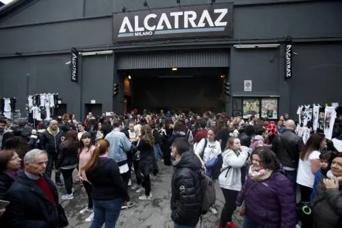 Violenza sessuale choc fuori dall'Alcatraz: cuoco nepalese aggredisce una turista