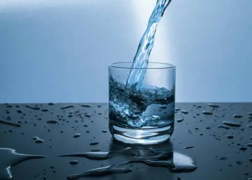 Acqua, ecco quanti bicchieri al giorno bisogna bere