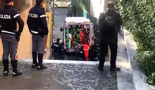 Entra nell'ascensore della clinica e precipita per 2 piani. Grave un 28enne a Roma 