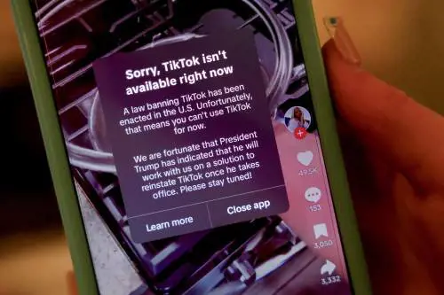TikTok oscurato, ma Trump domani revocherà il divieto. E il servizio torna online