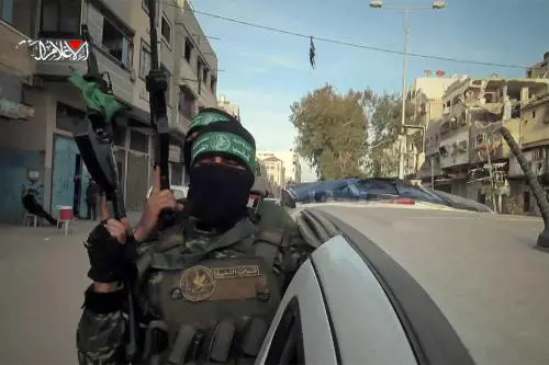 Hamas: "Rilasceremo tre ostaggi sabato". La tregua (forse) regge