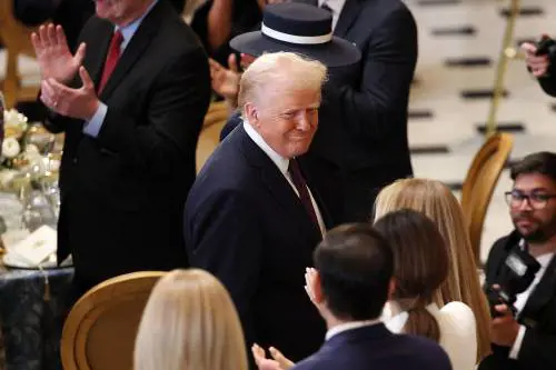 Cancellato il genere X, tornano maschio e femmina: Trump mette fine al delirio woke