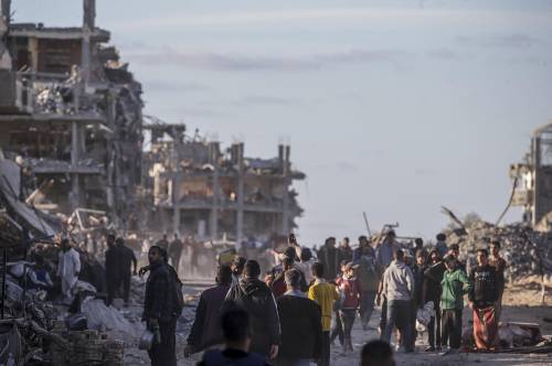 Gaza, sfollati tra le macerie. "Qui sotto 10mila cadaveri"