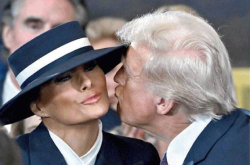 Melania e quel cappello di Zorro per tenere Donald alla larga