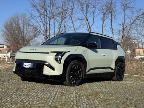 KIA EV3: guarda la gallery del nuovo SUV elettrico efficiente e accessibile