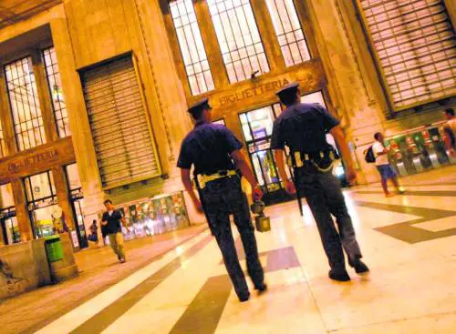 Illumina e riscalda la sua casa-container con l'elettricità delle Ferrovie: denunciato