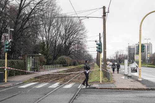 Milano, uomo morto sui binari del tram: gli arti mutilati