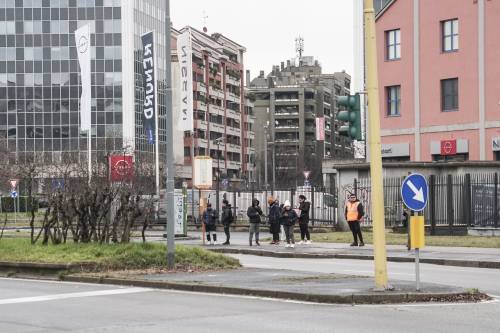 Uomo morto e mutilato sui binari della metro a Milano: le immagini