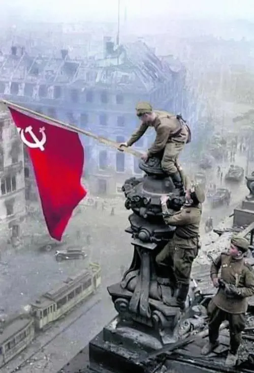 "Ricordare le vittime". Nazismo e comunismo per l'Europa pari sono. Crisi d'identità nel Pd