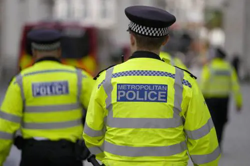 "Trattamento di favore per neri e asiatici". Le rivelazioni che scuotono la polizia britannica