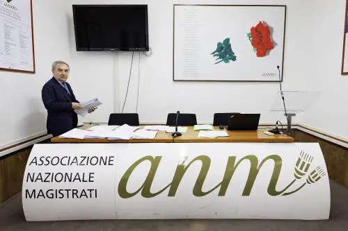 Santalucia senza freni contro Meloni: “Vuole controllare la magistratura”