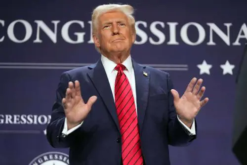Il "D-Day" di Trump. Inizia l'era dei dazi. Licenziati gli agenti che lo indagarono