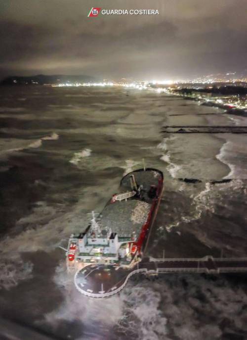 Marina di Massa, cargo si schianta contro il pontile e lo demolisce