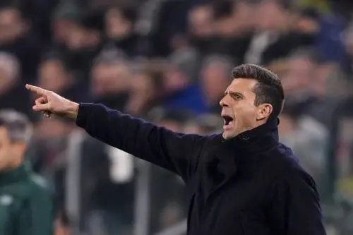 In ginocchio davanti a San Thiago (Motta)