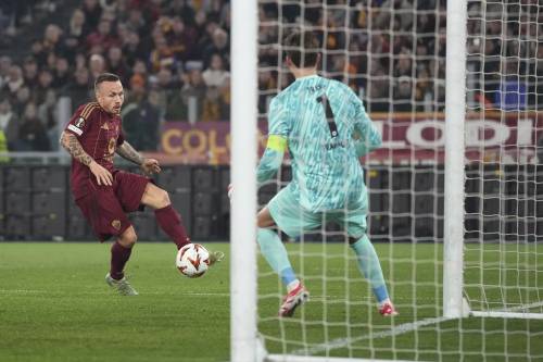 Roma, 2 gol all’Eintracht per i playoff. Rischio Ferencvaros o Porto nell’urna