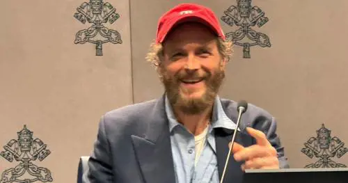 Jovanotti durante la presentazione della mostra "En Route" in Vaticano