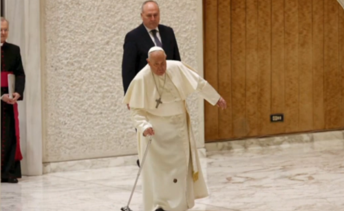 Imprevisto per Papa Francesco: il bastone cede, il Pontefice vacilla per qualche istante