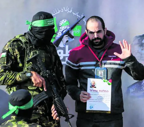 A Gaza liberi altri tre ostaggi. La solitudine di Yarden Bibas