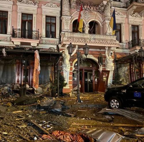 Raid russo su Odessa, colpiti edifici Unesco. Centrato per errore un palazzo in Russia