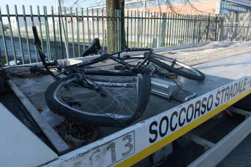 Ciclista travolto da un camion nel Milanese: morto per le ferite riportate