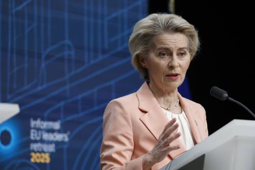 "Dialogo, ma pronti a tutto". Von der Leyen detta la linea e strizza l'occhio a Pechino