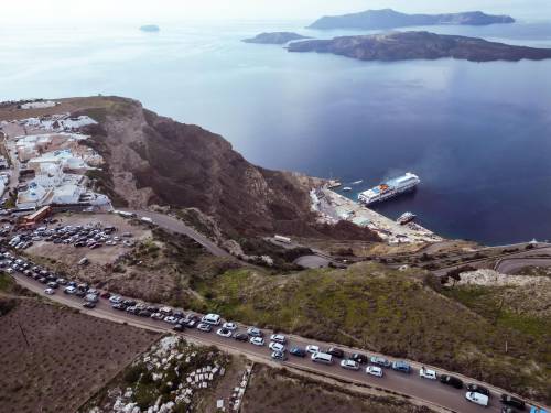 La terra trema, tutti in fuga da Santorini. "Abbiamo paura della grande spallata"