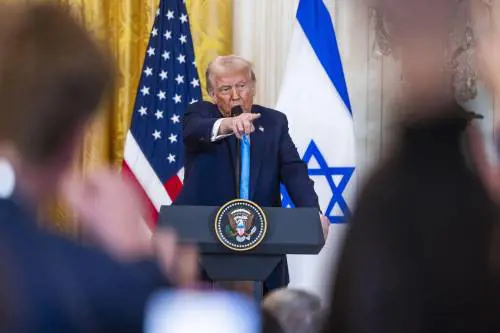 "Ce la consegneranno alla fine della guerra". Trump tira dritto sul suo "piano" per Gaza