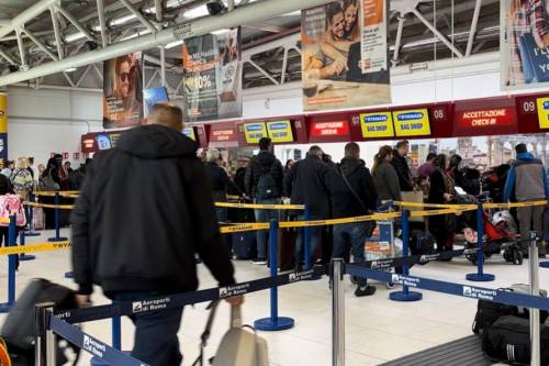 Straniero appicca un incendio all'aeroporto di Ciampino: traffico aereo sospeso. L'ombra del sabotaggio