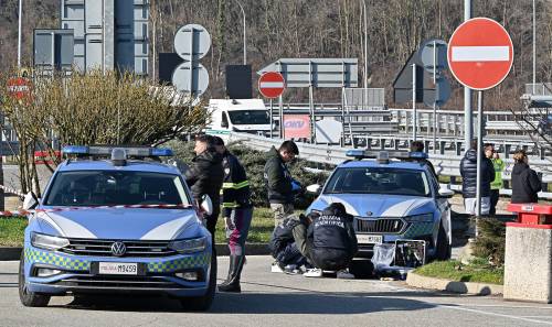 Aggredisce agenti a martellate in autostrada. Meloni: "Ingiuste campagne contro di loro"