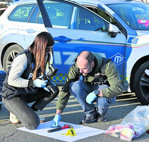 Prende a martellate due agenti. Mattina di follia in autostrada