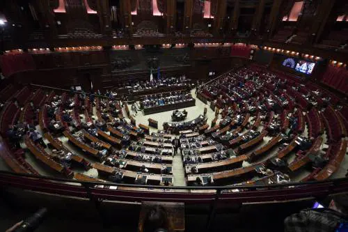 Le opposizioni (divise) attaccano il centrodestra: "Non menziona il ReArm"