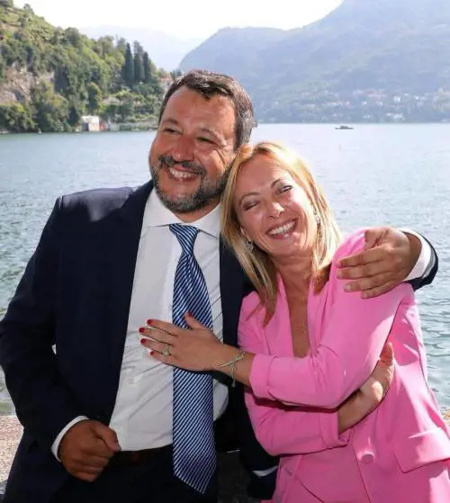 Chat rubate, pronta la controffensiva di Fdi. Meloni: "Stima per Salvini, avanti compatti"